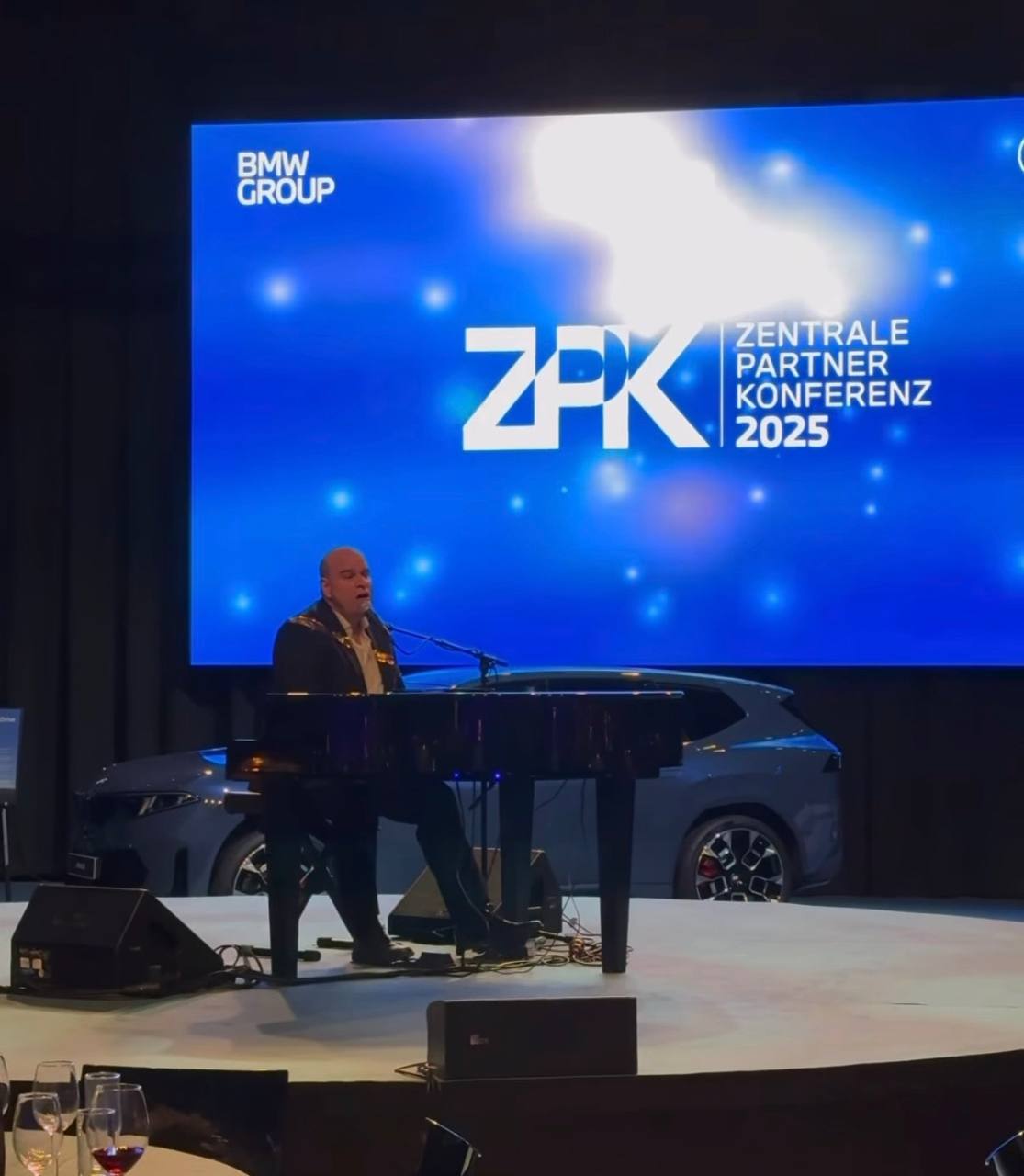 Mario Pecoraro am Flügel bei der BMW Group Zentrale Partner Konferenz